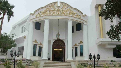 نمای بیرونی هتل رویان قائم کیش