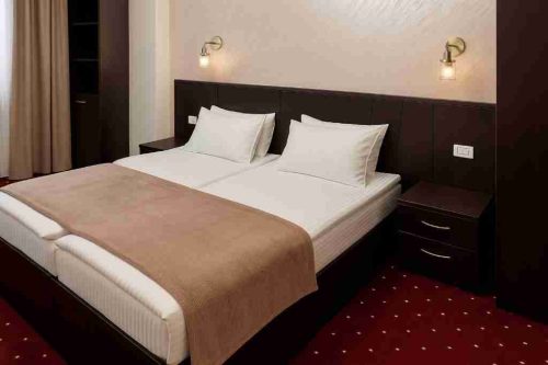 اتاق هتل آنگا ایروان با چیدمان ساده