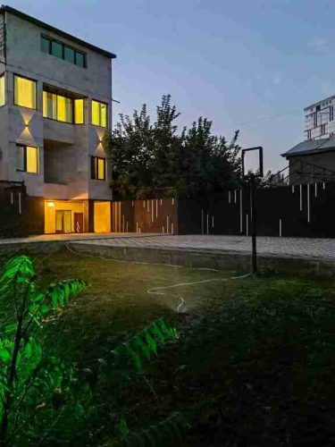 نمای بیرونی و محوطه سبز هتل بوتیک حیاک ایروان در شب