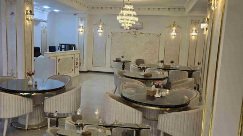 فضای جمع‌وجور و دل‌نشین اتاق دو تخته استاندارد با منظره رو به محوطه هتل، مناسب برای زوج‌ها و مسافران کم‌جمعیت.