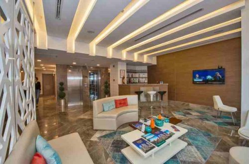 لابی هتل اینتل استانبول با فضای ساده و منظم