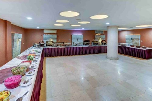 رستوران هتل عماد مشهد با فضای روشن و میزهای چیدهشده