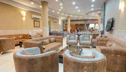 لابی هتل عماد مشهد با فضای روشن و پذیرش ۲۴ ساعته