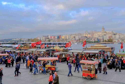 کافه محلی با چشم‌انداز اسکله امینونو و تنگه بسفر در استانبول