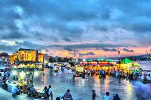 قایق‌های تفریحی در حال حرکت از اسکله امینونو استانبول در تنگه بسفر