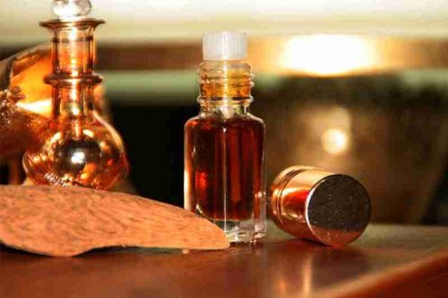 عطرها و اسانس‌های سنتی قطر در بازار واقف دوحه برای خرید سوغاتی اصیل عربی