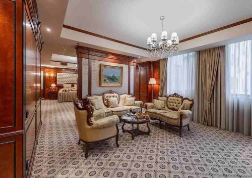 اتاق با مبلمان کلاسیک در هتل نشنال ارمنستان