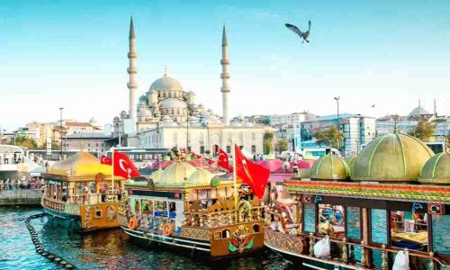 منظره غروب آفتاب از اسکله امینونو استانبول با پس‌زمینه پل گالاتا