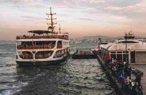 کشتی مسافربری در حال توقف در اسکله امینونو استانبول