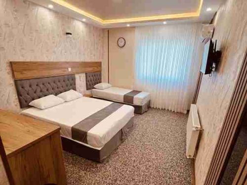 اتاق سهتخته هتل میران مشهد