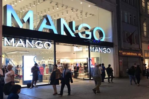 خرید لباس از برندهای بینالمللی در خیابان استقلال