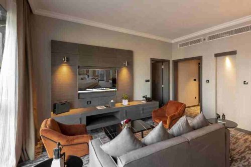 اتاق هتل اج کریک ساید دبی با مبلمان مدرن