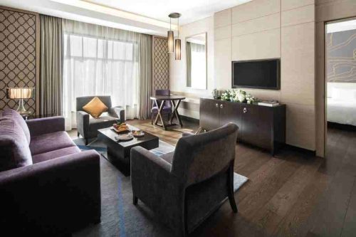 اتاق با مبلمان هتل هرمز گرند عمان