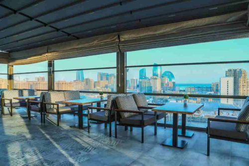 رستوران هتل آیریس باکو با نمای شهری