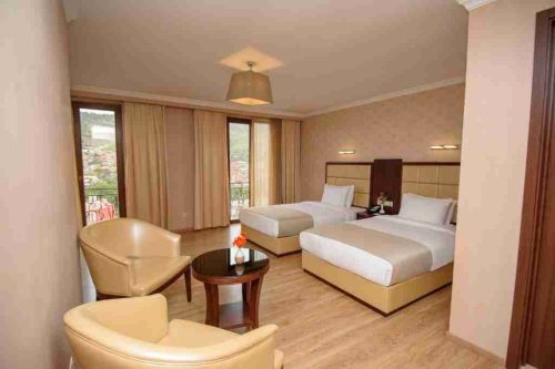 اتاق سه نفره هتل کی‌اِم‌اِم تفلیس