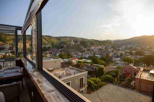 تراس اتاق هتل کی‌اِم‌اِم تفلیس