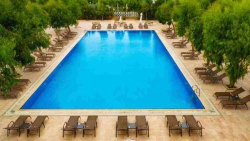 استخر روباز هتل سفایر مارین باکو با تختهای آفتابگیر و فضای سبز اطراف
