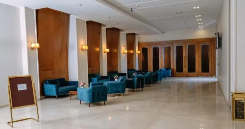 فضای عمومی هتل رضوان مشهد با مبلمان آبی و دکوراسیون چوبی