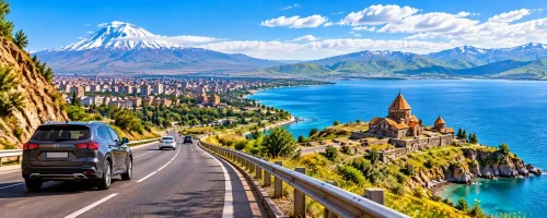 مسیر دسترسی از ایروان به دریاچه سوان ارمنستان با نمای جاده کوهستانی، خودروهای در حال حرکت، آبهای آبی دریاچه و صومعه سواناوانک