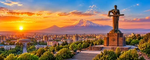نمای مجسمه مادر ارمنستان در پارک پیروزی ایروان با چشمانداز شهر و کوه آرارات هنگام غروب آفتاب