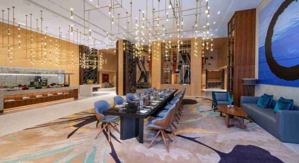 رستوران صرف صبحانه هتل لوکس پنج ستاره Andaz Dubai The Palm