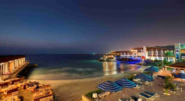 رستوران کنار استخر هتل تاپ 5 ستاره Dubai Marine Beach Resort and Spa