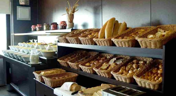 انواع نان و شیرینی در بوفه صبحانه هتل پوینت تکسیم استانبول