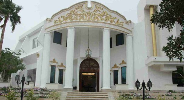 نمای بیرونی هتل رویان قائم کیش