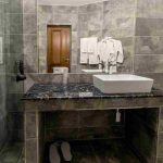 حمام هتل آرارات ایروان با روشویی، آینه بزرگ و کابین دوش