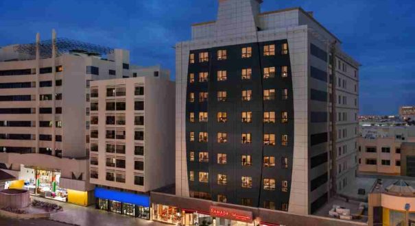 نمای بیرونی هتل ویندهام دیره دبی با معماری مدرن و موقعیت عالی در منطقه دیره. نمای هتل ویندهام دیره دبی