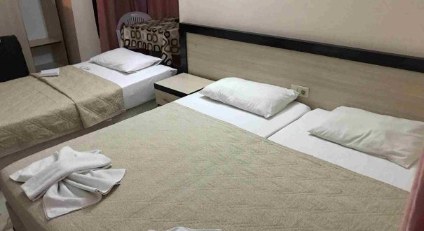 اتاق سه‌نفره هتل ملیکه کوش‌آداسی با یک تخت دونفره و یک تخت یک‌نفره