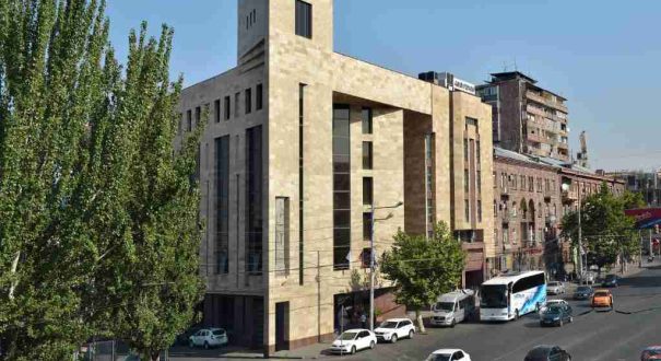 نمای ساختمان هتل آنی سنترال ایروان در مرکز شهر