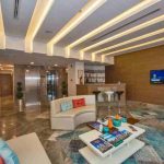 لابی هتل اینتل استانبول با فضای ساده و منظم