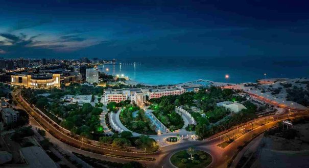 نمای هوایی هتل داریوش کیش و ساحل خلیج فارس در شب