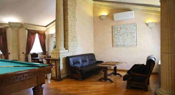 مبلمان اتاق در هتل آرمنین ویلیج پارک ایروان