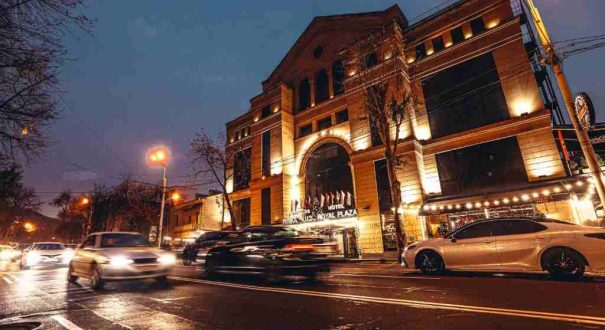نمای بیرونی هتل رویال پلازا ایروان در یکی از خیابانهای مرکزی شهر. نمای بیرونی هتل رویال پلازا ایروان