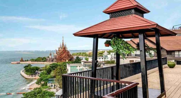 تراس رو به دریا در هتل گاردن کلیف ریزورت و اسپا پاتایا