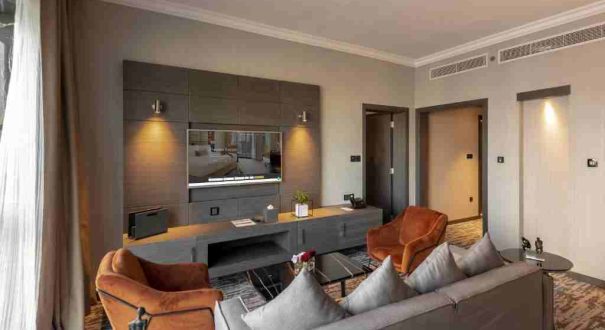 اتاق هتل اج کریک ساید دبی با مبلمان مدرن