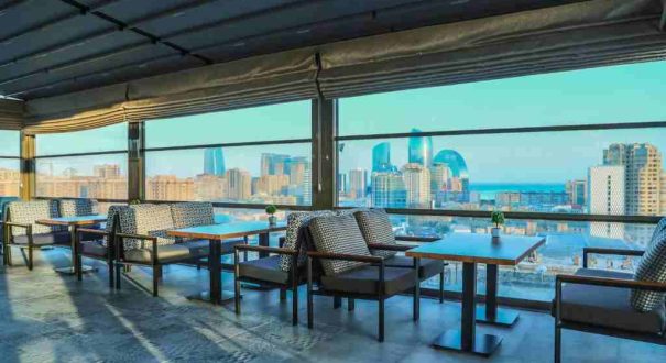 رستوران هتل آیریس باکو با نمای شهری