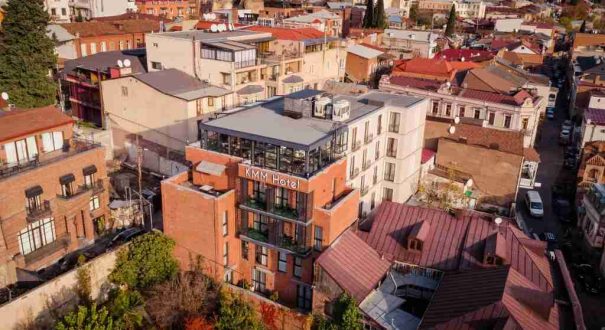 نمای هتل کی‌اِم‌اِم تفلیس