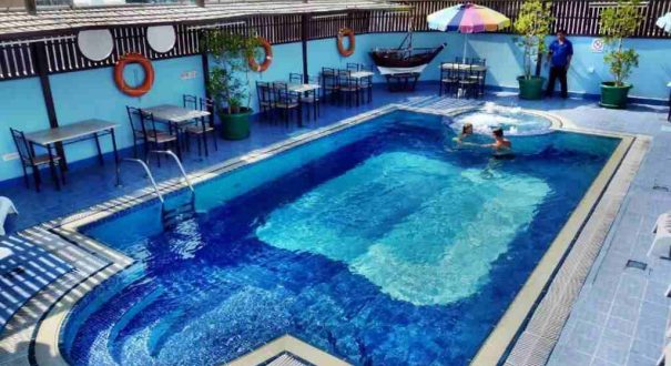 استخر روباز هتل نایت آمور دبی استخر روباز هتل نایت آمور دبی