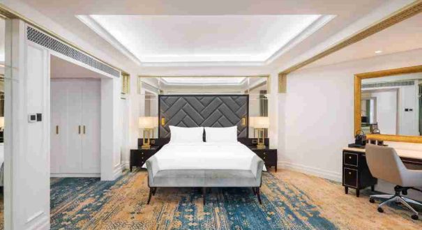 اتاق استاندارد با بالکن و نمای خور دبی هتل رادیسون بلو