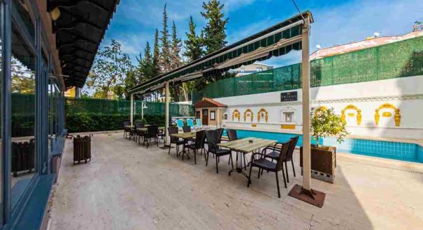 محوطه روباز و استخر هتل تریانا آنتالیا با فضای نشیمن