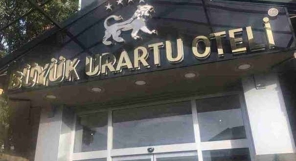ورودی هتل بویوک اورارتو وان نمای ورودی هتل بویوک اورارتو وان در مرکز شهر