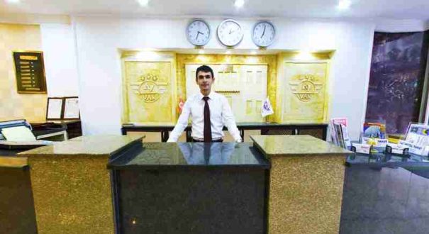 میز پذیرش هتل یاقوت وان در شهر وان ترکیه