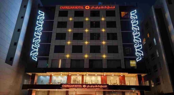 ساختمان هتل کارنلین بای گلوری بوور مسقط در شب