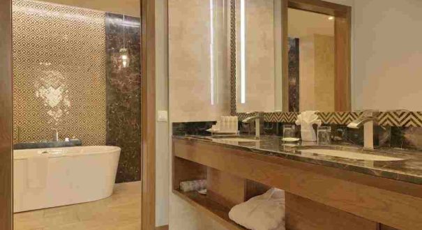 حمام مجهز اتاق‌های هتل رادیسون بلو ایروان