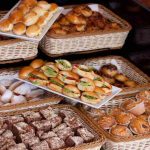 صبحانه هتل پارما تکسیم استانبول با انواع نان و خوراکی‌های تازه