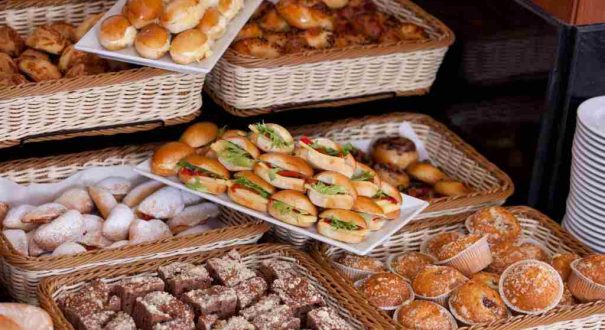 صبحانه هتل پارما تکسیم استانبول با انواع نان و خوراکی‌های تازه