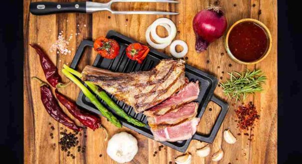 استیک گریل‌شده در رستوران هتل شرایتون باتومی